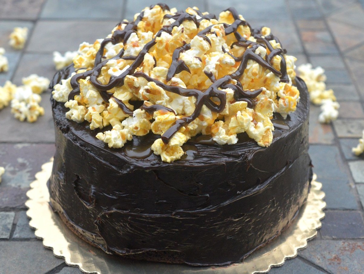 Ideaalne laste sünnipäevaks: šokolaad ja popkorn ühendatud ühes suurepärases koogis