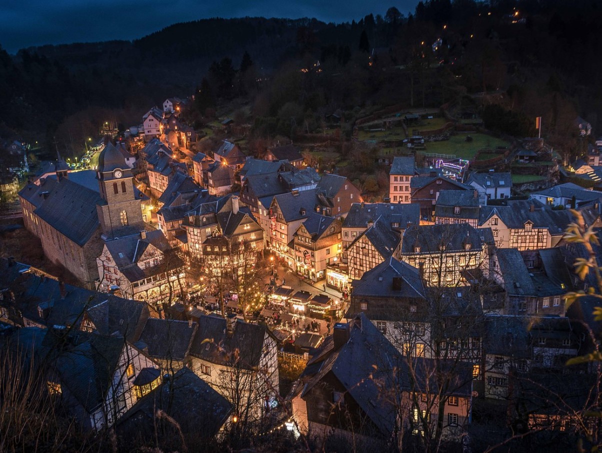 Jõulutuled muutuvad: 2025. aastal valitsevad Euroopas jõulupuudeta girlandid