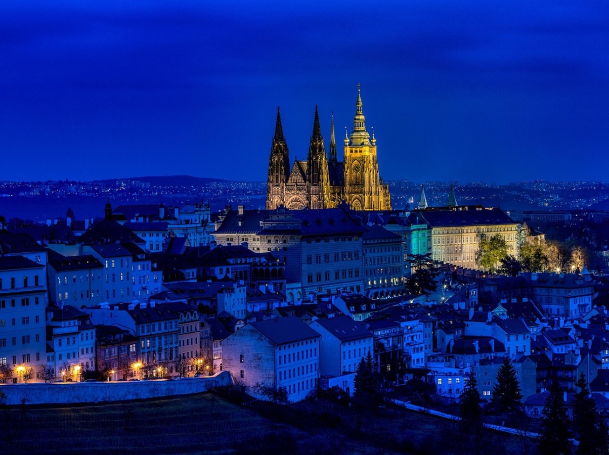 Jõulutuled muutuvad: 2025. aastal valitsevad Euroopas jõulupuudeta girlandid