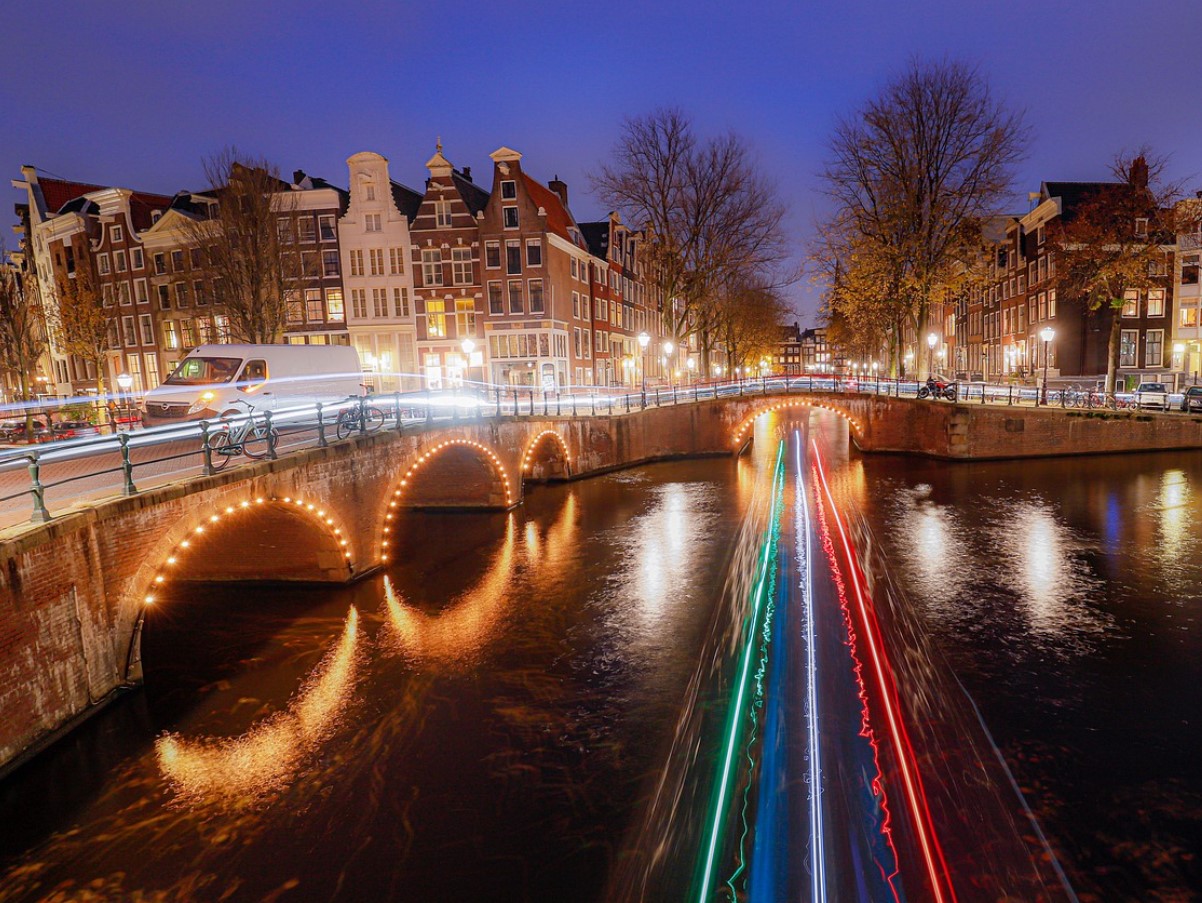 Jõulutuled muutuvad: 2025. aastal valitsevad Euroopas jõulupuudeta girlandid