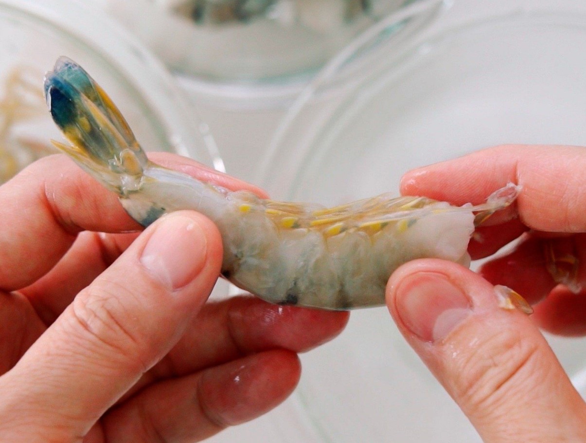 Kuidas puhastada krevette 2 sekundiga: Norra kalurite „keerutamise” meetod