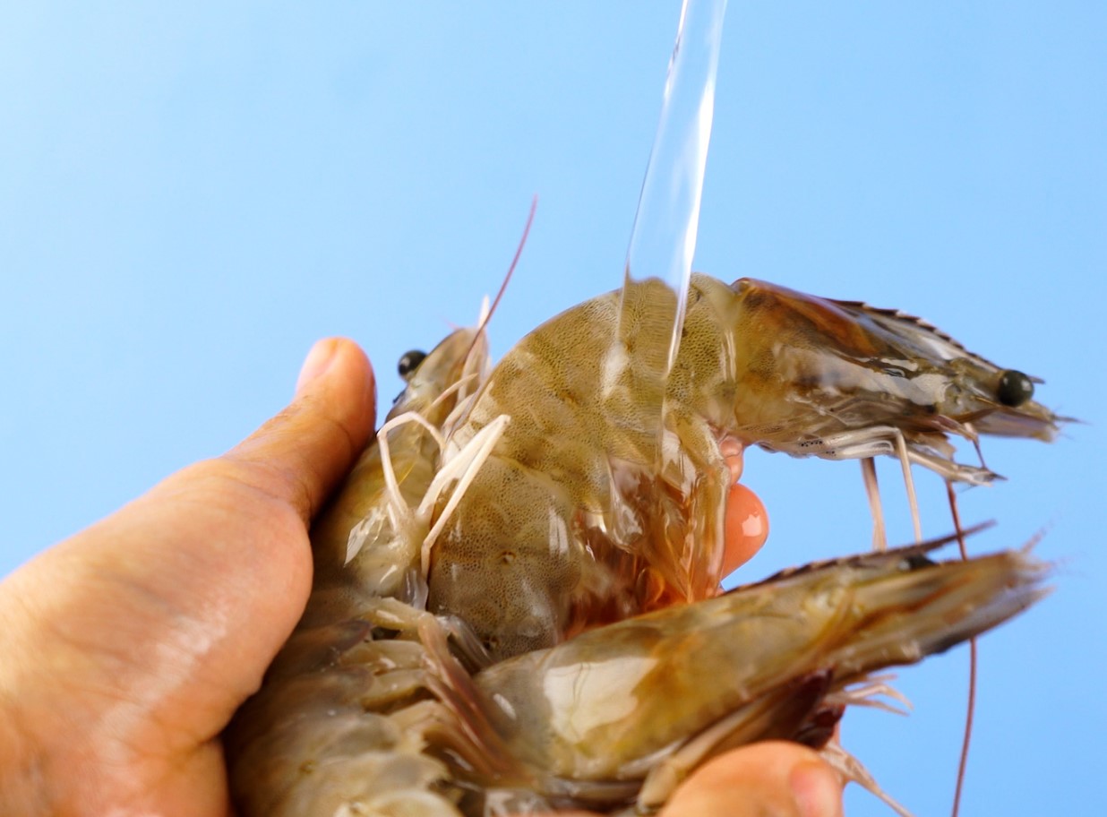 Kuidas puhastada krevette 2 sekundiga: Norra kalurite „keerutamise” meetod
