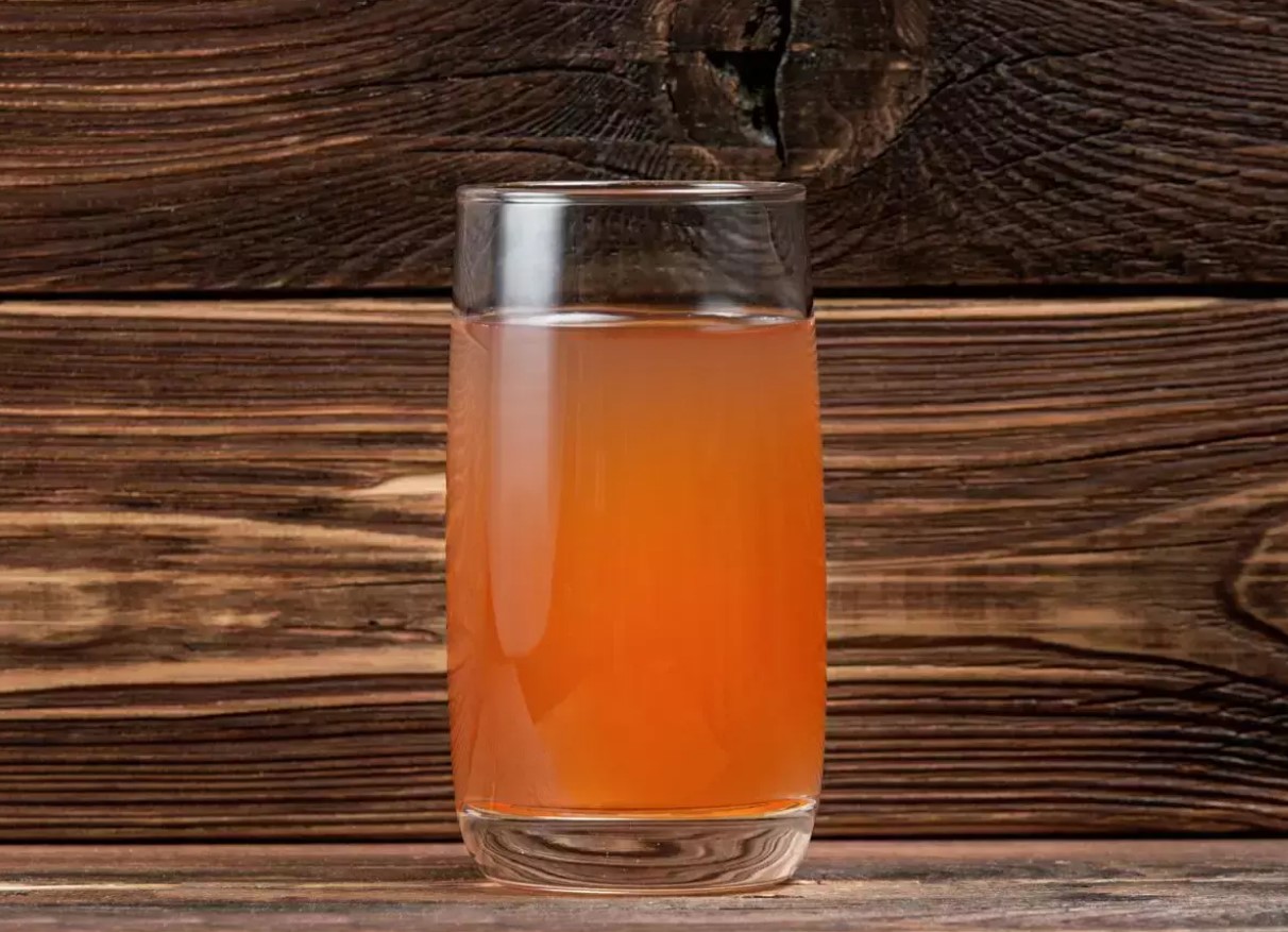 Miks kuivatatud puuviljade kompotti lisatakse natuke soodat: vana keemiline trikk, mis muudab joogi erksamaks