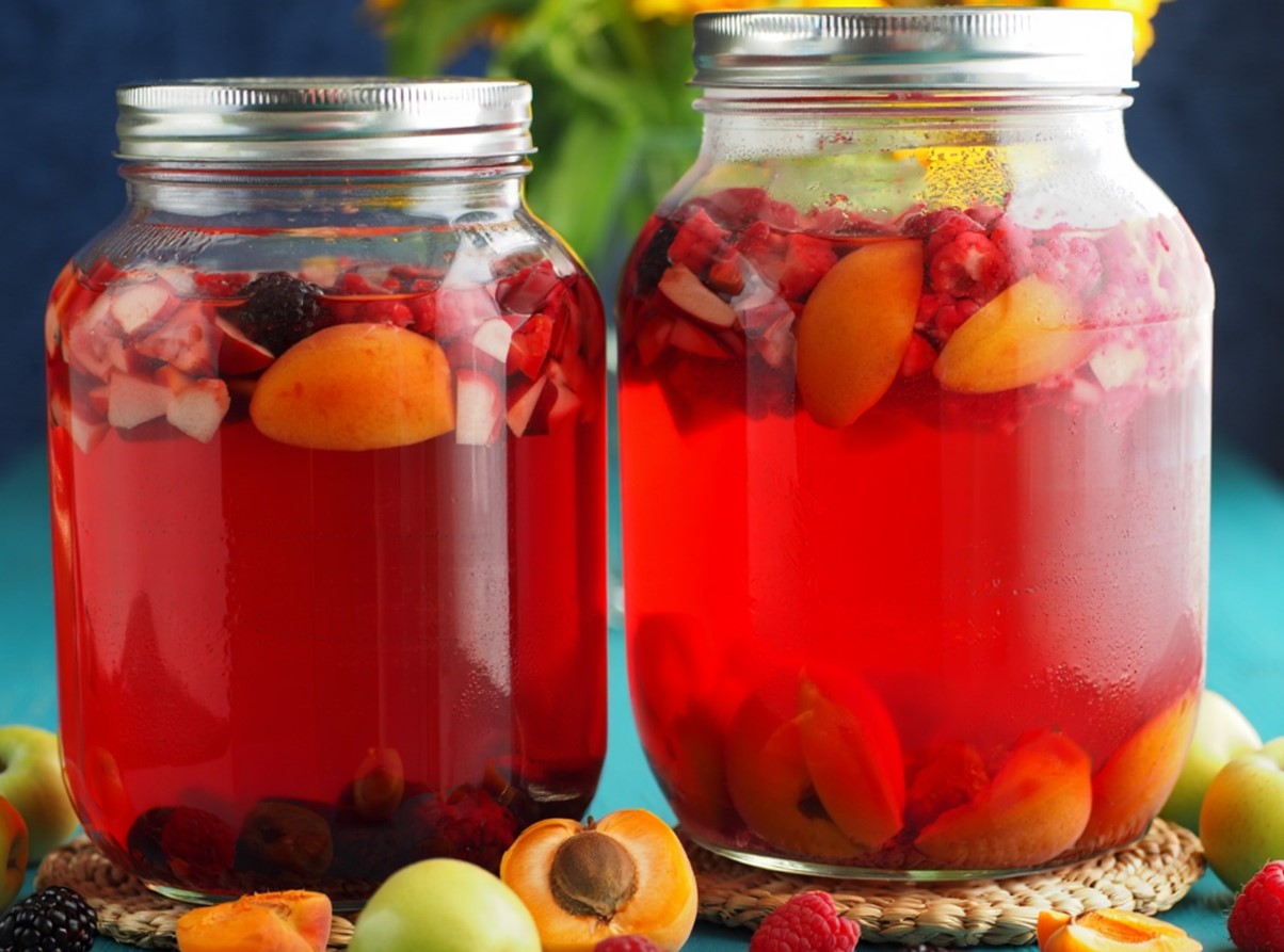 Miks kuivatatud puuviljade kompotti lisatakse natuke soodat: vana keemiline trikk, mis muudab joogi erksamaks