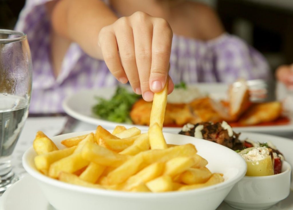 Kuidas valmistada friikartulit ilma õlita: ahju trikk, mis petab maitsemeeli