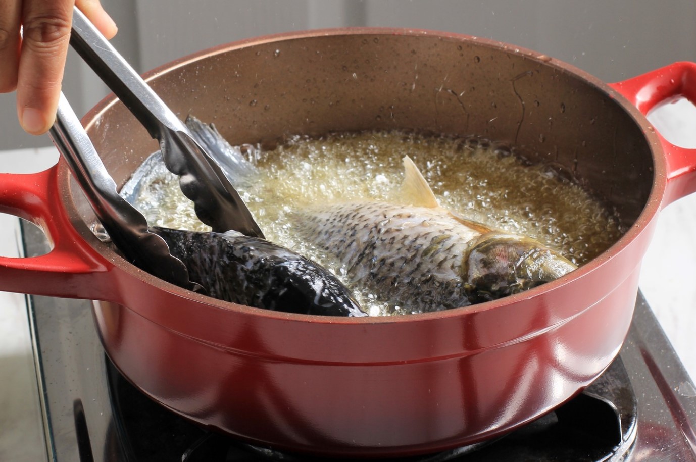 See on parim õli kala praadimiseks. See ei kleepu kinni ja liha jääb mahlakas ja krõbe.