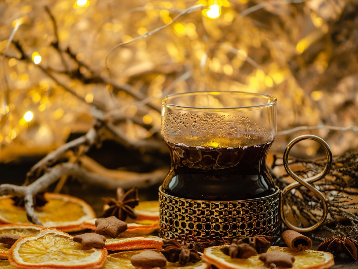 Talveõhtute hittjoogi retsept: jõhvika-kirsi glögi, mis teeb südame soojaks