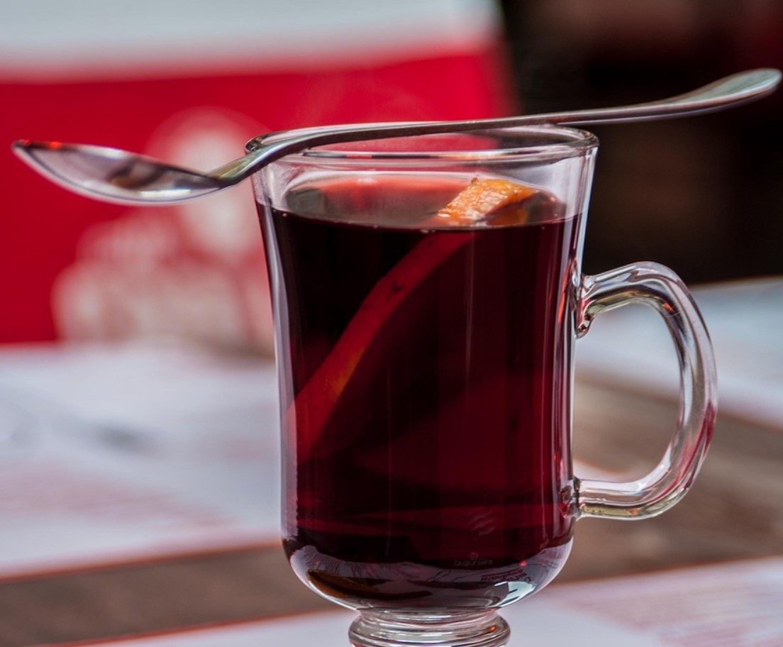 Talveõhtute hittjoogi retsept: jõhvika-kirsi glögi, mis teeb südame soojaks