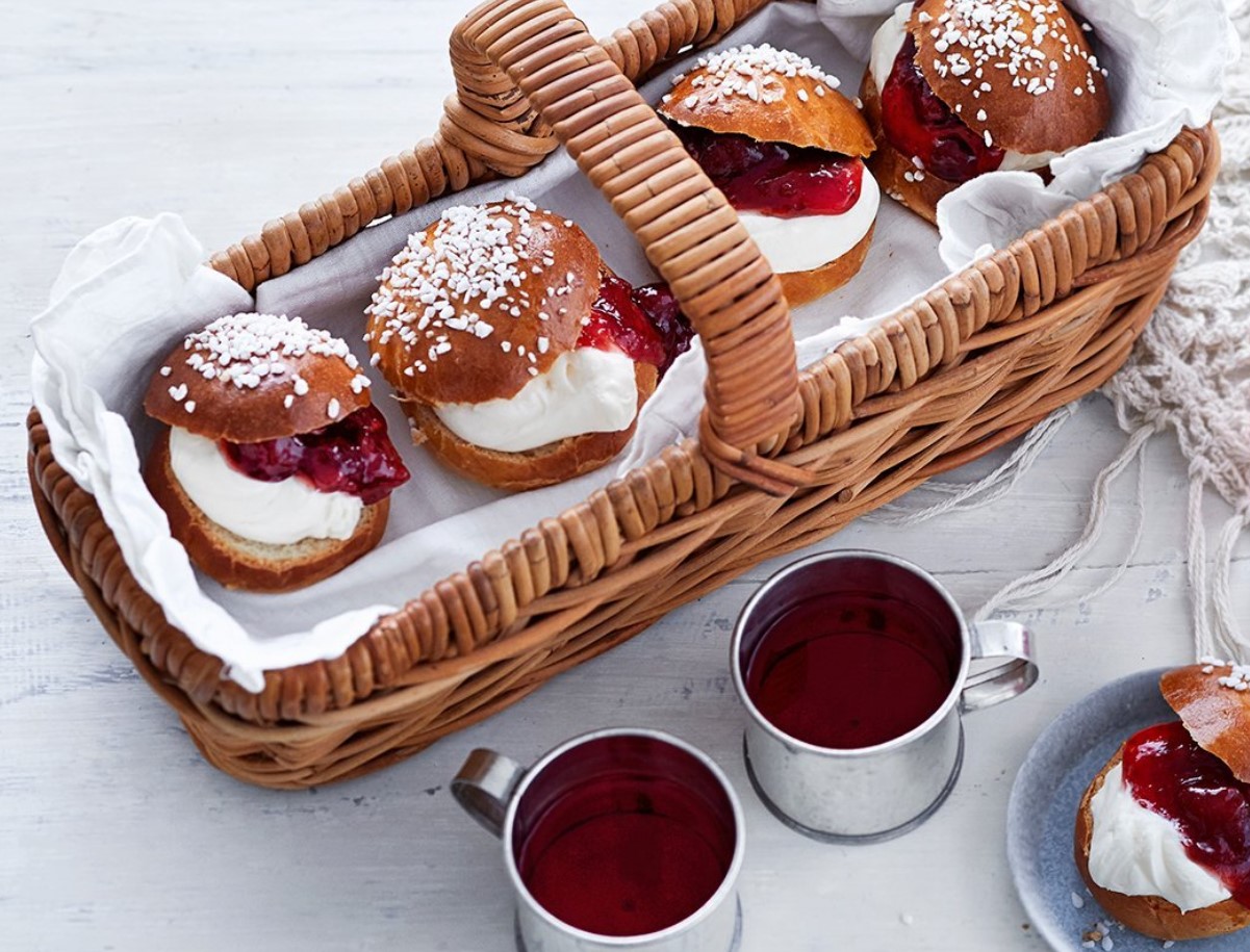 Punutud laskiaispulla: retsept maitsvate soome saiakeste valmistamiseks