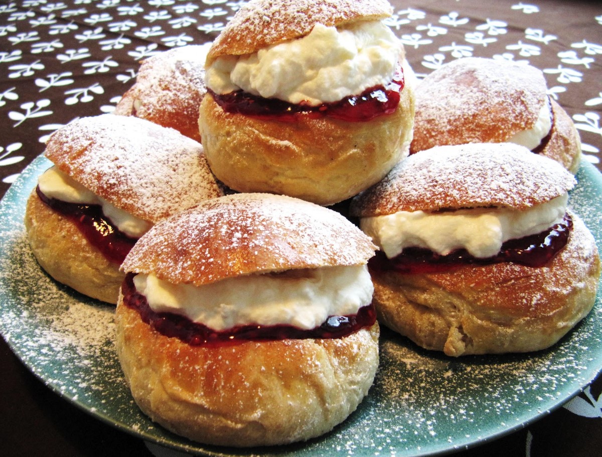 Punutud laskiaispulla: retsept maitsvate soome saiakeste valmistamiseks