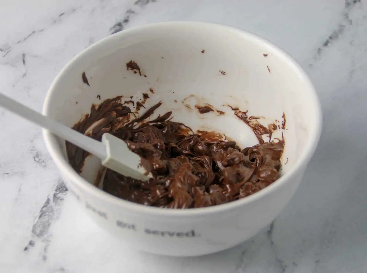 Kuidas sulatada šokolaadi mikrolaineahjus: ideaalse tekstuuri saladused