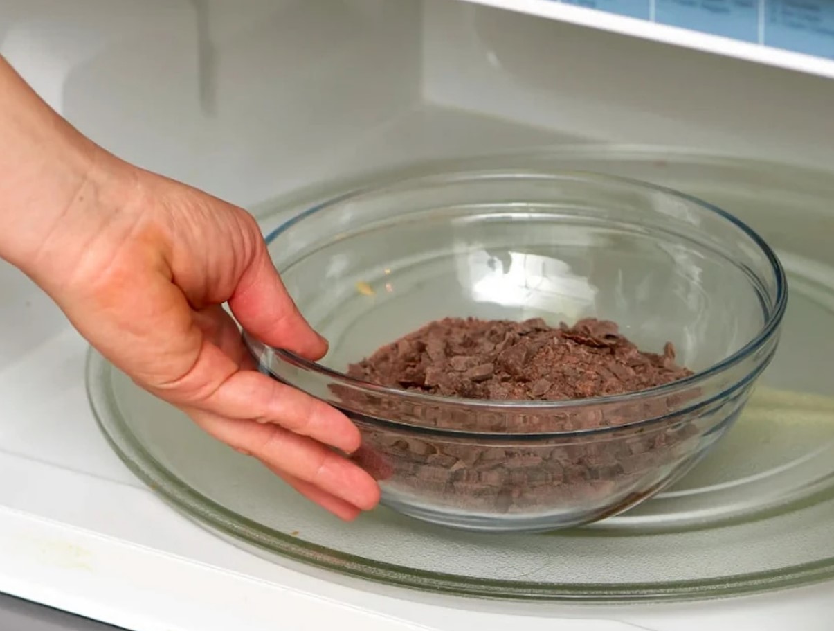 Kuidas sulatada šokolaadi mikrolaineahjus: ideaalse tekstuuri saladused