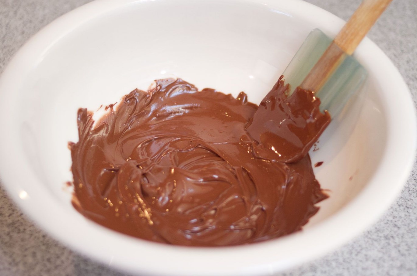 Kuidas sulatada šokolaadi mikrolaineahjus: ideaalse tekstuuri saladused