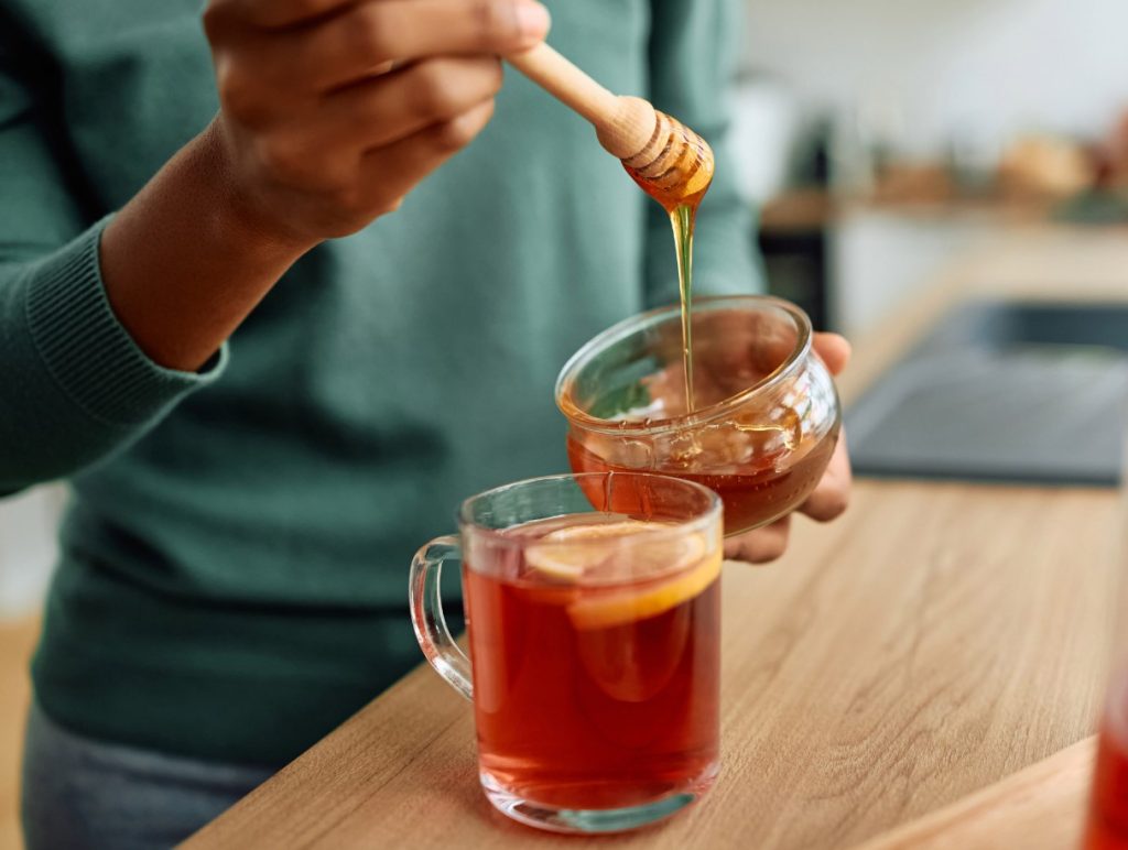 Kuidas kontrollida mett kodus tikuga ja klaasi veega: rahva meetod, millele mesilased usaldavad