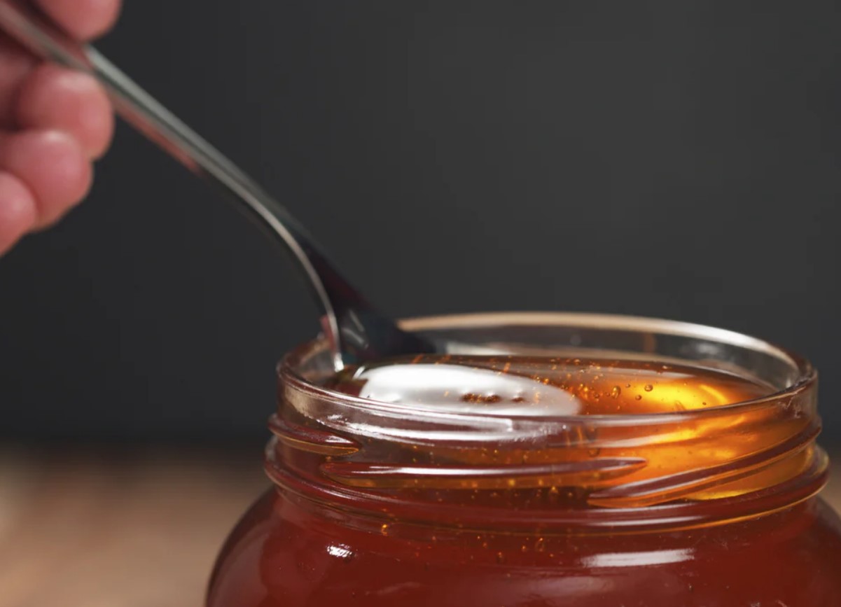 Kuidas kontrollida mett kodus tikuga ja klaasi veega: rahva meetod, millele mesilased usaldavad