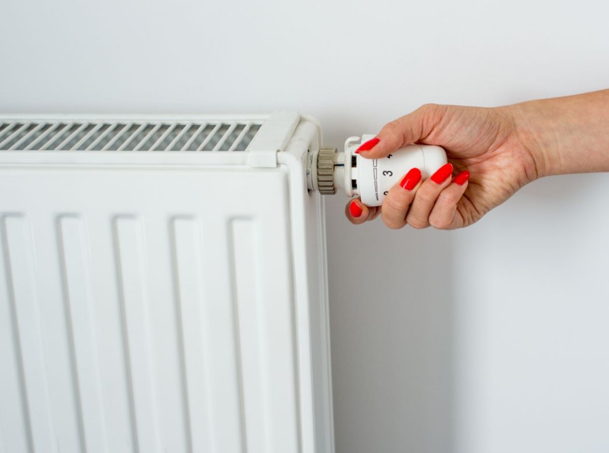 Kas ööseks tuleks radiaatorid välja lülitada või lihtsalt madalamale keerata? Eksperdid räägivad, kuidas tegelikult raha säästa ja kodu niiskuse eest kaitsta.