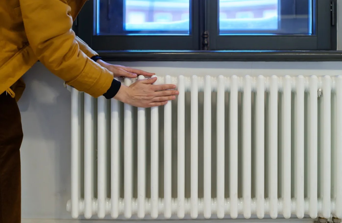 Kas ööseks tuleks radiaatorid välja lülitada või lihtsalt madalamale keerata? Eksperdid räägivad, kuidas tegelikult raha säästa ja kodu niiskuse eest kaitsta.