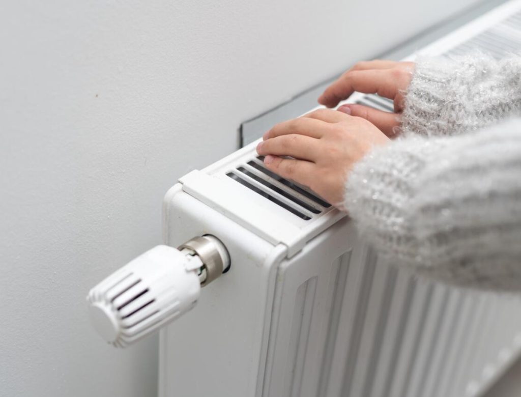 Kas ööseks tuleks radiaatorid välja lülitada või lihtsalt madalamale keerata? Eksperdid räägivad, kuidas tegelikult raha säästa ja kodu niiskuse eest kaitsta.
