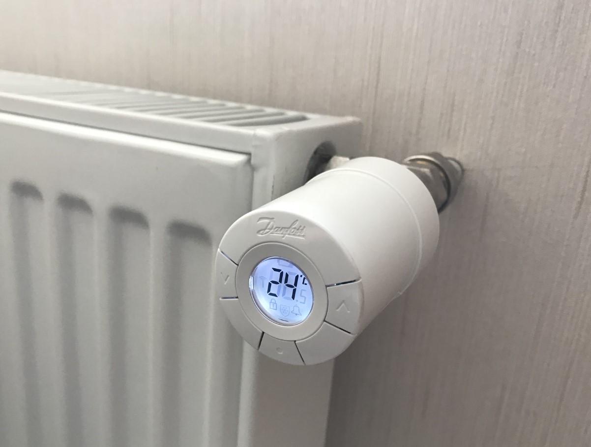 Kas ööseks tuleks radiaatorid välja lülitada või lihtsalt madalamale keerata? Eksperdid räägivad, kuidas tegelikult raha säästa ja kodu niiskuse eest kaitsta.