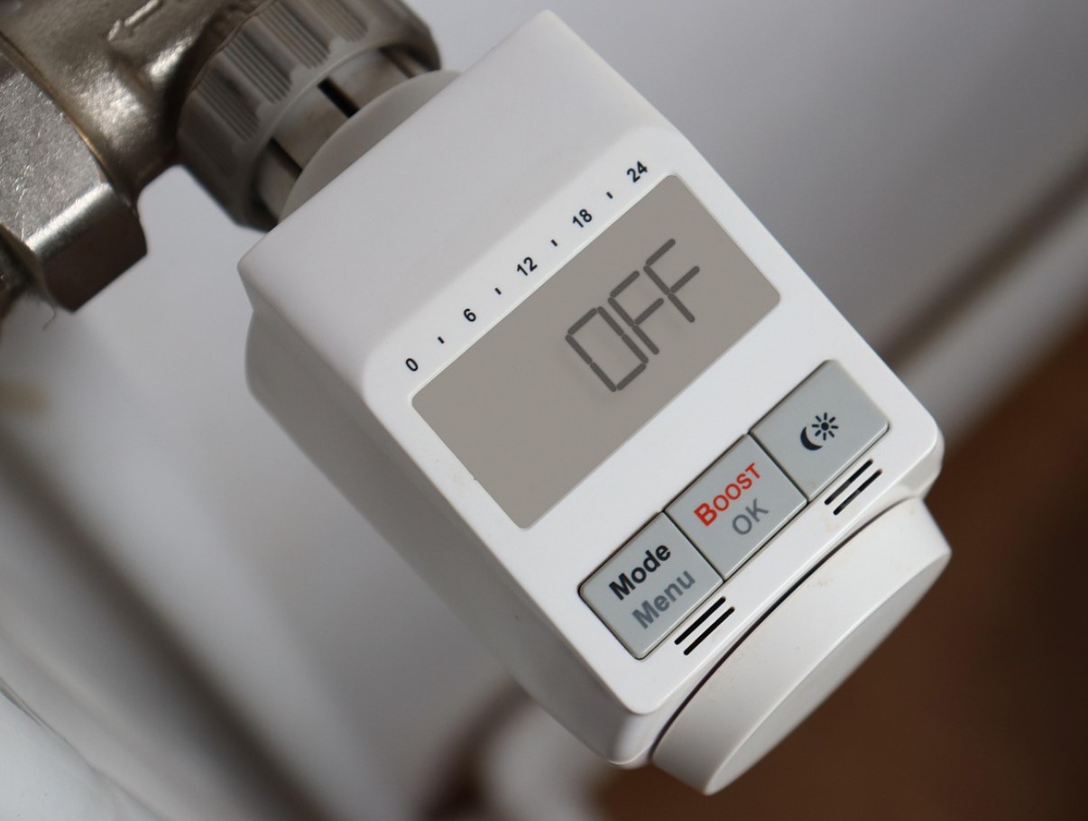 Kas ööseks tuleks radiaatorid välja lülitada või lihtsalt madalamale keerata? Eksperdid räägivad, kuidas tegelikult raha säästa ja kodu niiskuse eest kaitsta.