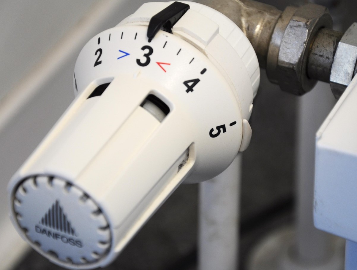 Kas ööseks tuleks radiaatorid välja lülitada või lihtsalt madalamale keerata? Eksperdid räägivad, kuidas tegelikult raha säästa ja kodu niiskuse eest kaitsta.