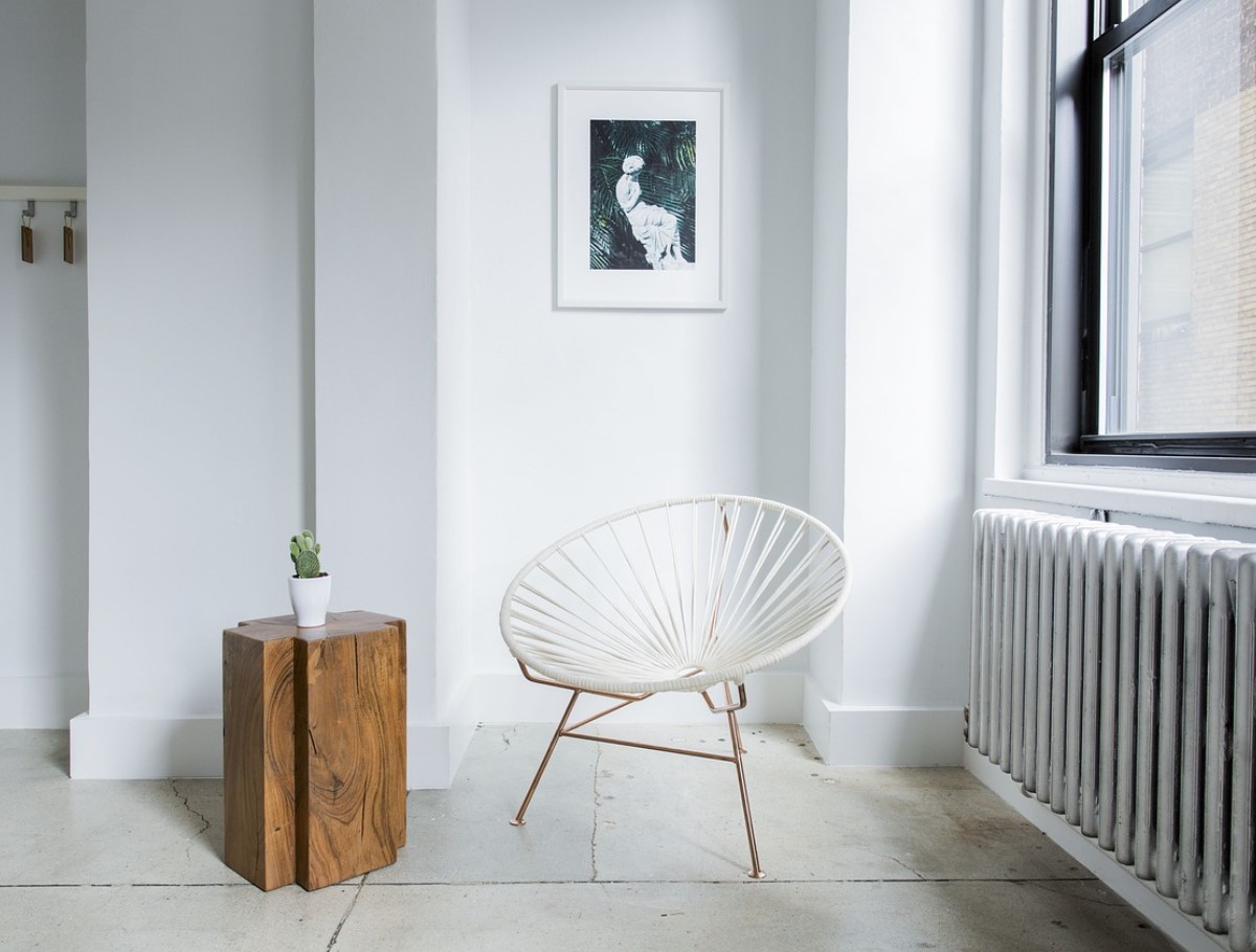 Kas ööseks tuleks radiaatorid välja lülitada või lihtsalt madalamale keerata? Eksperdid räägivad, kuidas tegelikult raha säästa ja kodu niiskuse eest kaitsta.