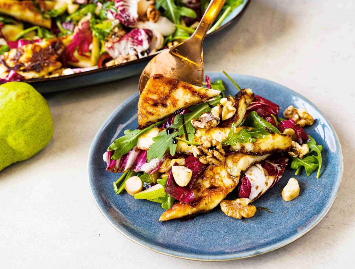 Itaalia jõuluharmoonia: salat radicchio, karamelliseeritud pähklite ja pirniga sinepikastmes