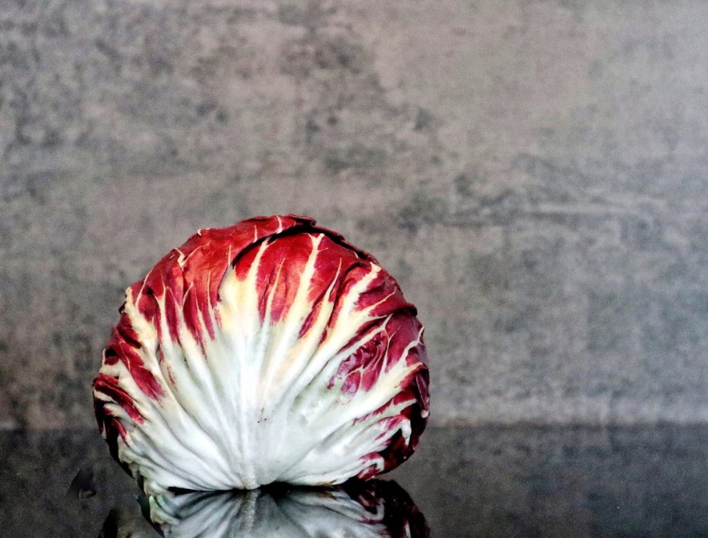 Itaalia jõuluharmoonia: salat radicchio, karamelliseeritud pähklite ja pirniga sinepikastmes