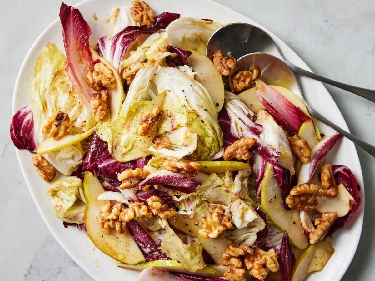 Itaalia jõuluharmoonia: salat radicchio, karamelliseeritud pähklite ja pirniga sinepikastmes