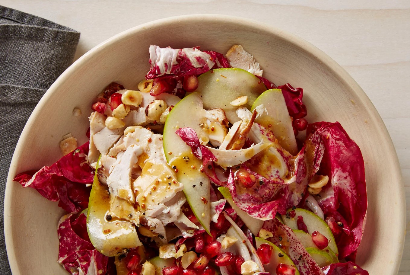 Itaalia jõuluharmoonia: salat radicchio, karamelliseeritud pähklite ja pirniga sinepikastmes