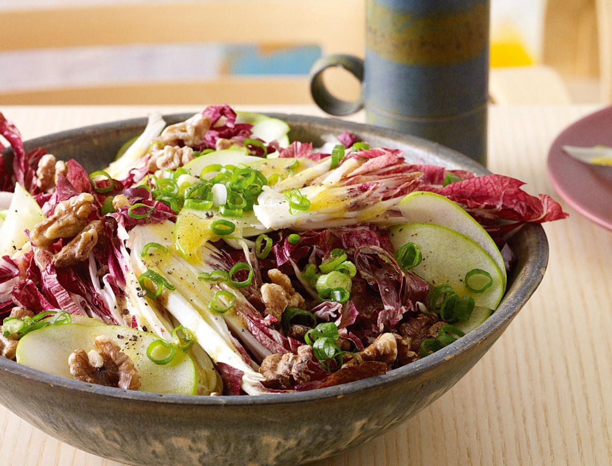 Itaalia jõuluharmoonia: salat radicchio, karamelliseeritud pähklite ja pirniga sinepikastmes