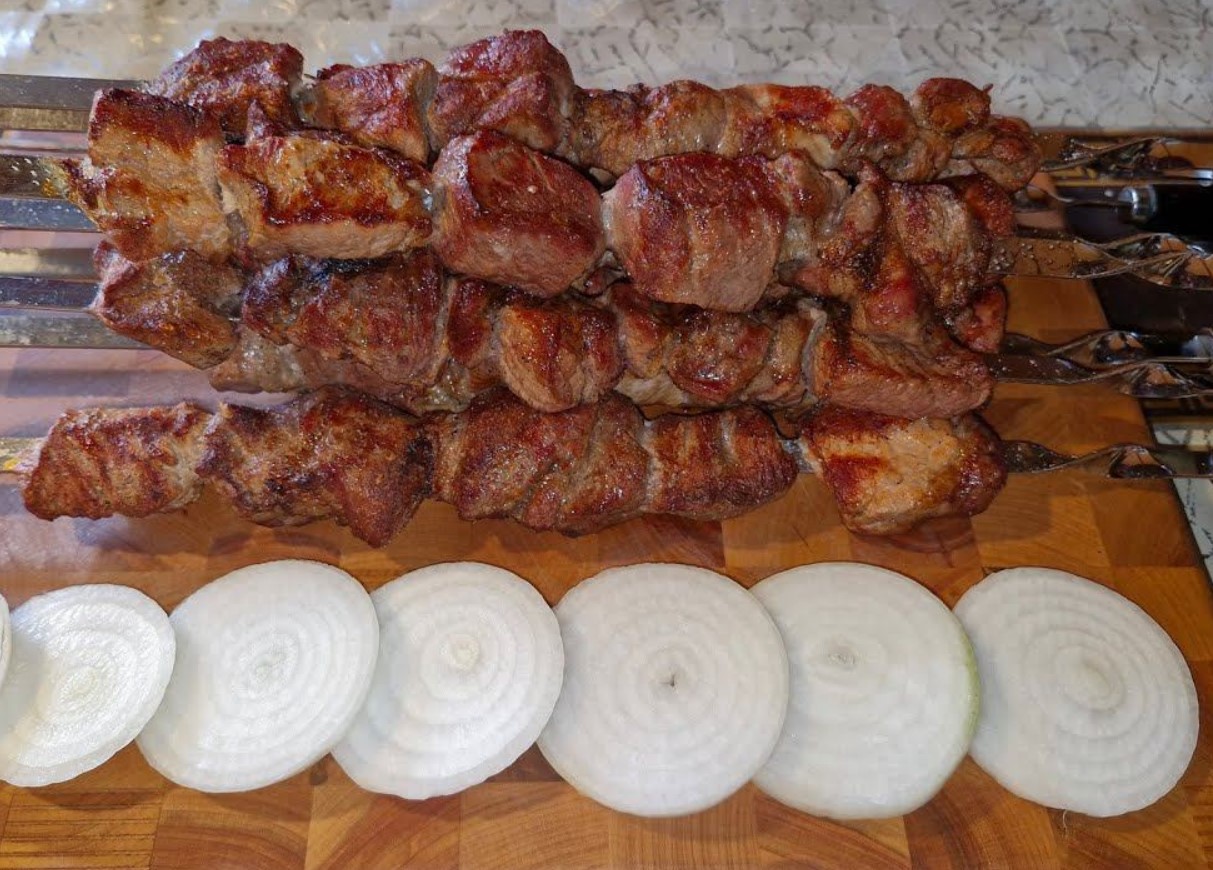 Millist teed kasutatakse Kaukaasia peredes šašlõki marinaadi valmistamiseks: iidne saladus õrna liha saamiseks