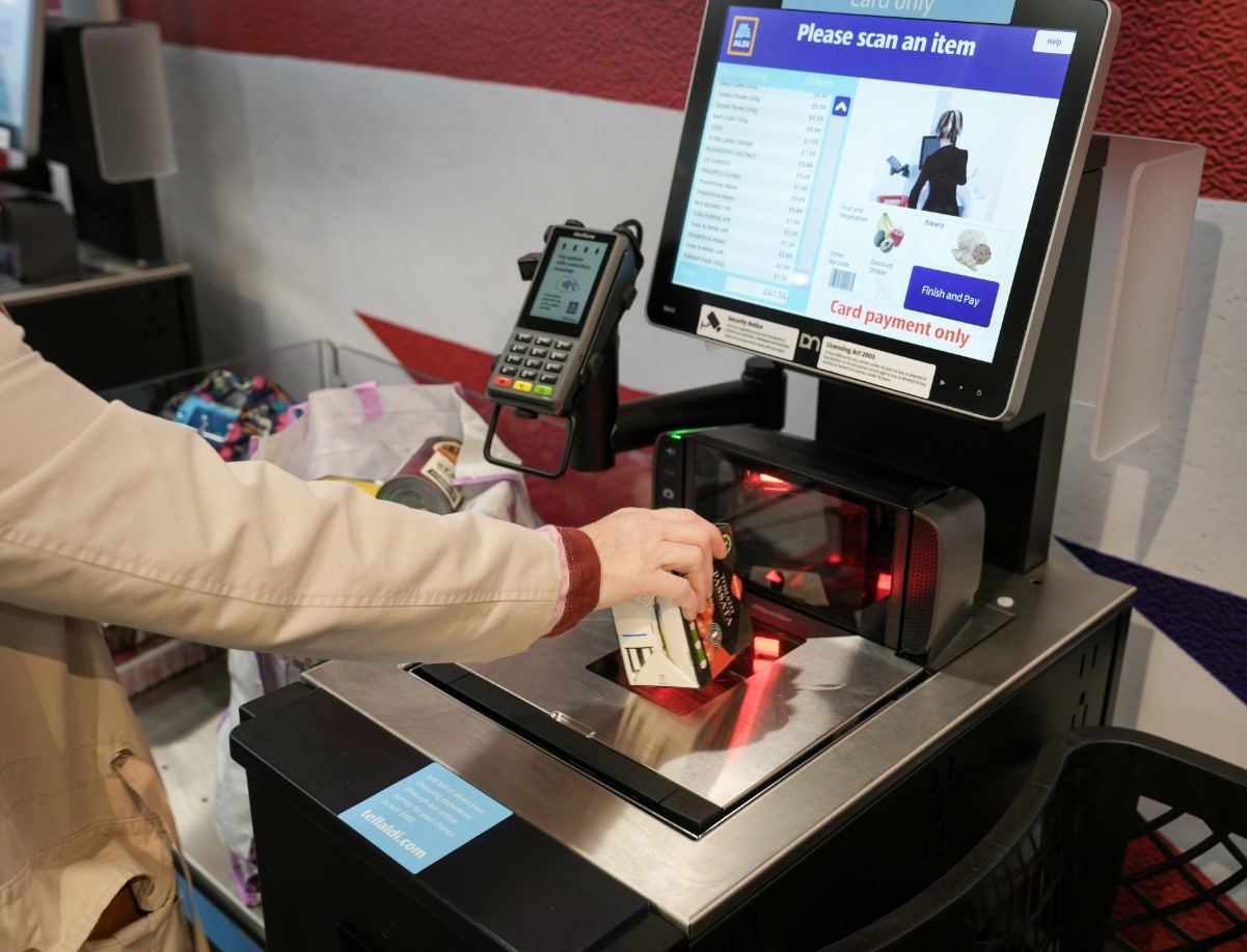 „Et skannida vanaema Inge kuponge“: supermarketiklient arvestab iseteeninduskassade vastastega