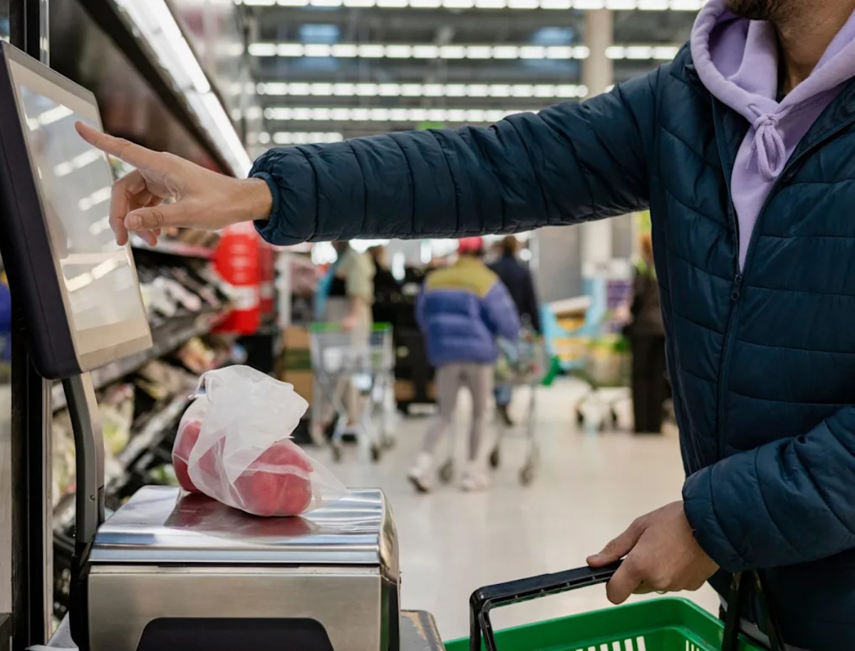 „Et skannida vanaema Inge kuponge“: supermarketiklient arvestab iseteeninduskassade vastastega