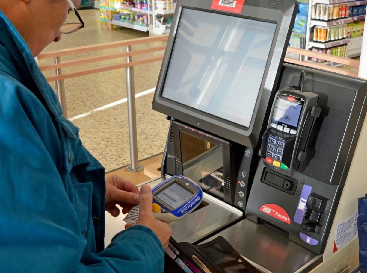 „Et skannida vanaema Inge kuponge“: supermarketiklient arvestab iseteeninduskassade vastastega