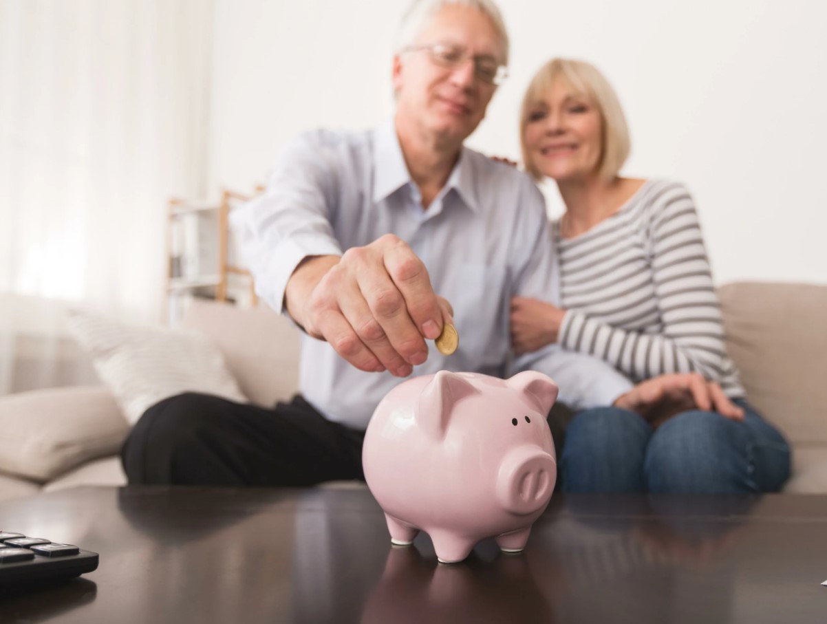 Kui palju raha peab pensionil olevatel eestlastel olema, et nad ei kogeks „palgashokki” ja säilitaksid elatustaseme ka pärast viimast palka?