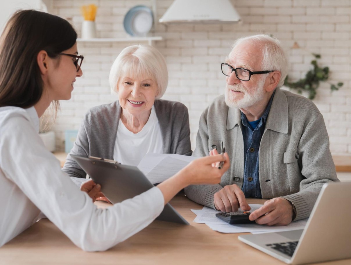 Kui palju raha peab pensionil olevatel eestlastel olema, et nad ei kogeks „palgashokki” ja säilitaksid elatustaseme ka pärast viimast palka?
