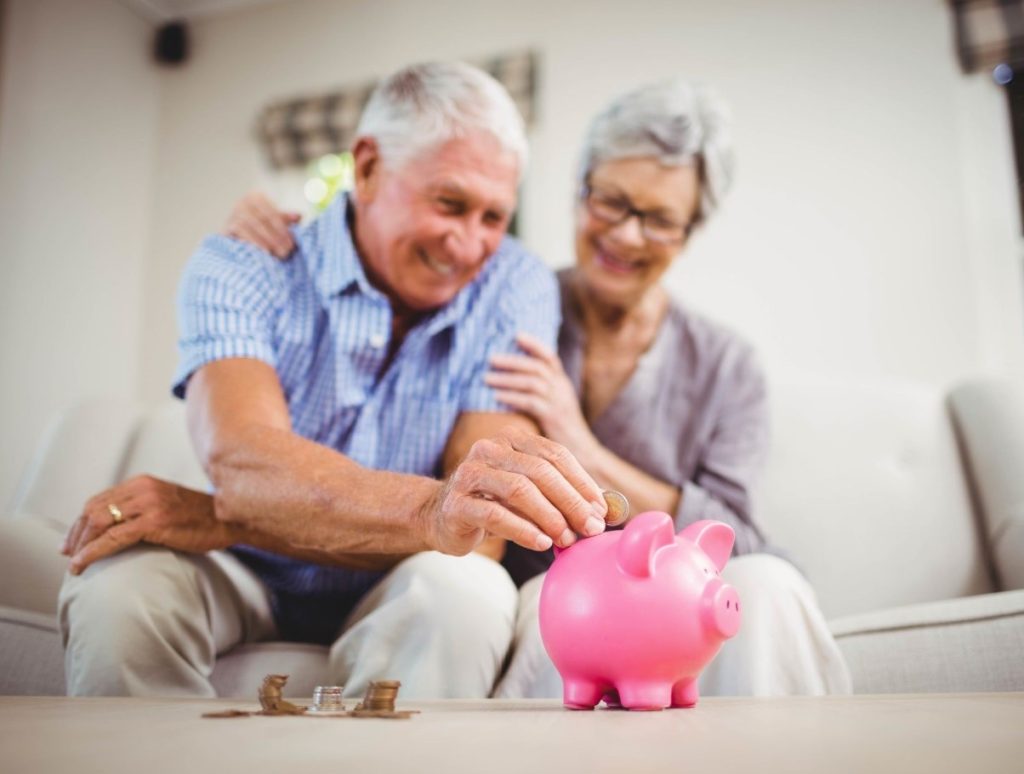 Kui palju raha peab pensionil olevatel eestlastel olema, et nad ei kogeks „palgashokki” ja säilitaksid elatustaseme ka pärast viimast palka?