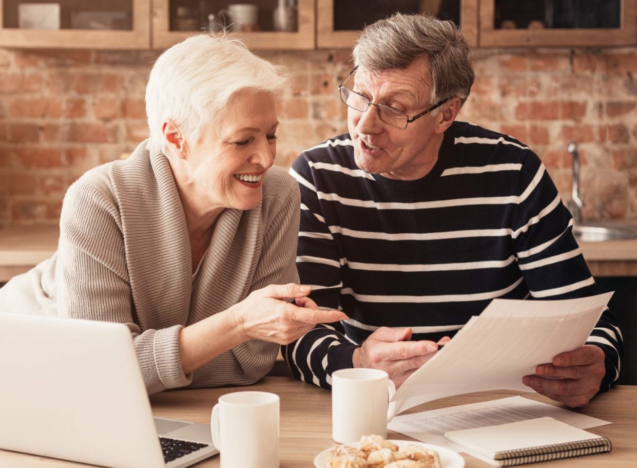 Kui palju raha peab pensionil olevatel eestlastel olema, et nad ei kogeks „palgashokki” ja säilitaksid elatustaseme ka pärast viimast palka?