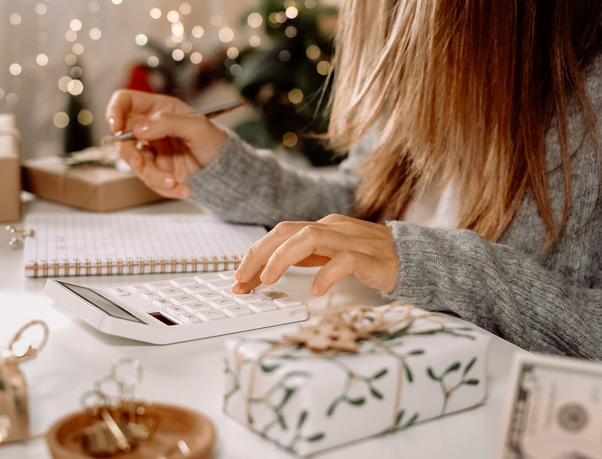 Jõulude ajal on lihtne liiga palju raha kulutada – Martta nõuanded aitavad teil terve varanduse kokku hoida.