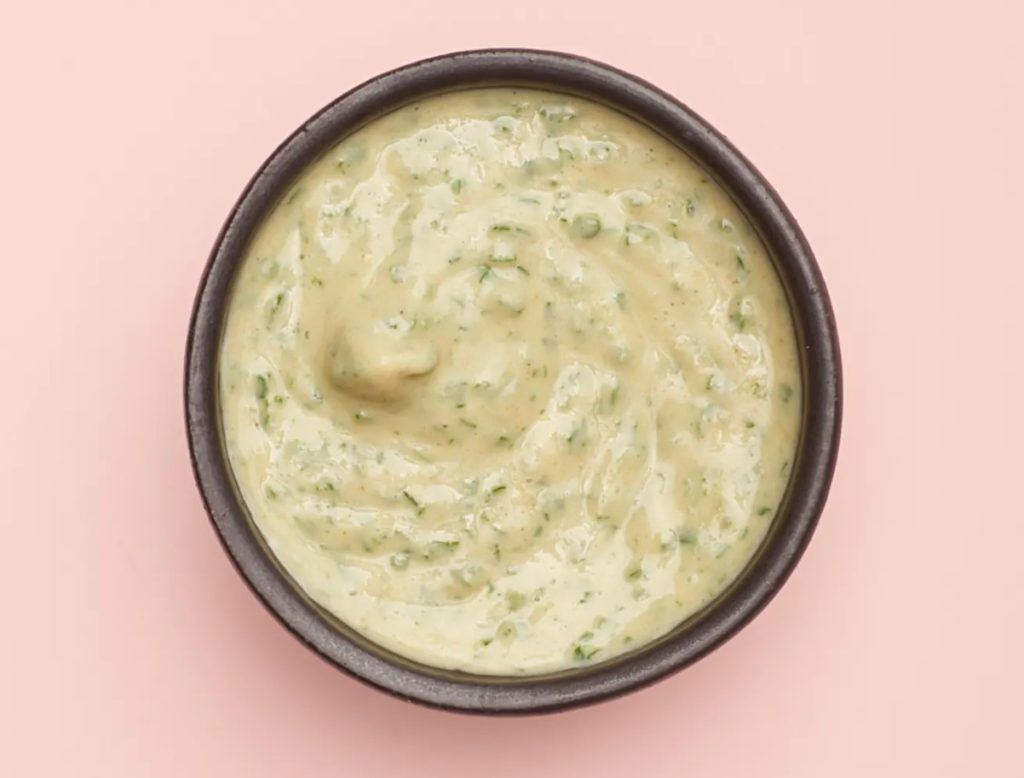 See tahini kaste sobib ideaalselt salatite, grillitud liha, falafeli või ahjus küpsetatud köögiviljade juurde.