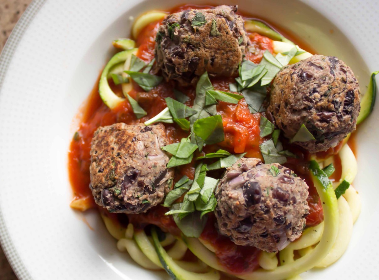 Jõulude maitsete harmoonia: veganistlikud baklažaani frikadellid koos õrna selleripüreega