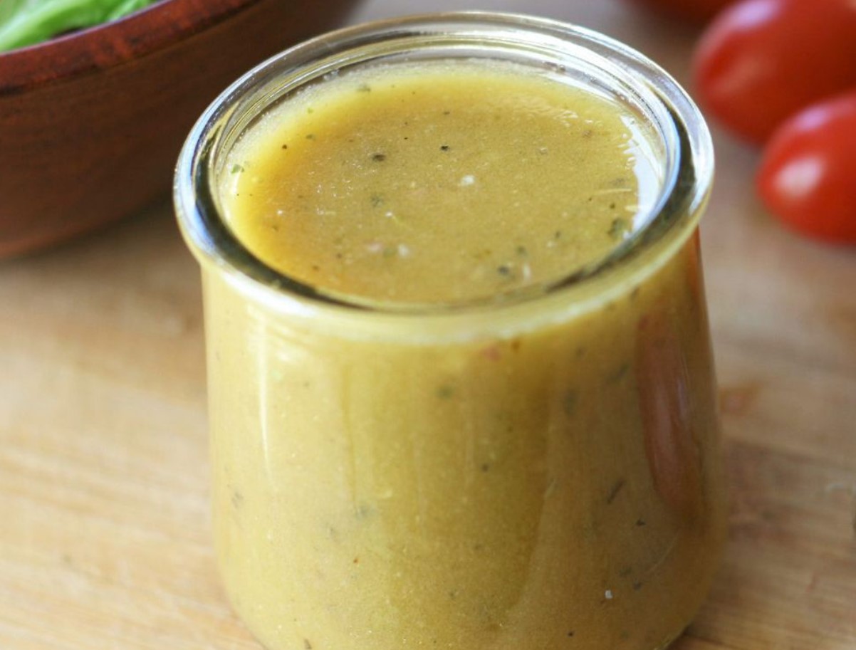 Miks lisatakse vinegrettile sinepipulbrit: vana prantsuse saladus ideaalse kastme valmistamiseks