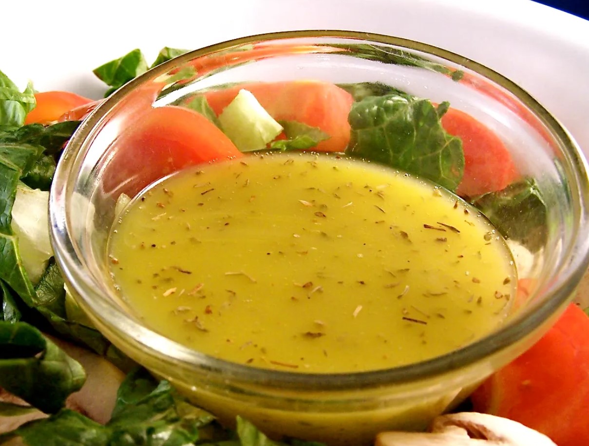 Miks lisatakse vinegrettile sinepipulbrit: vana prantsuse saladus ideaalse kastme valmistamiseks