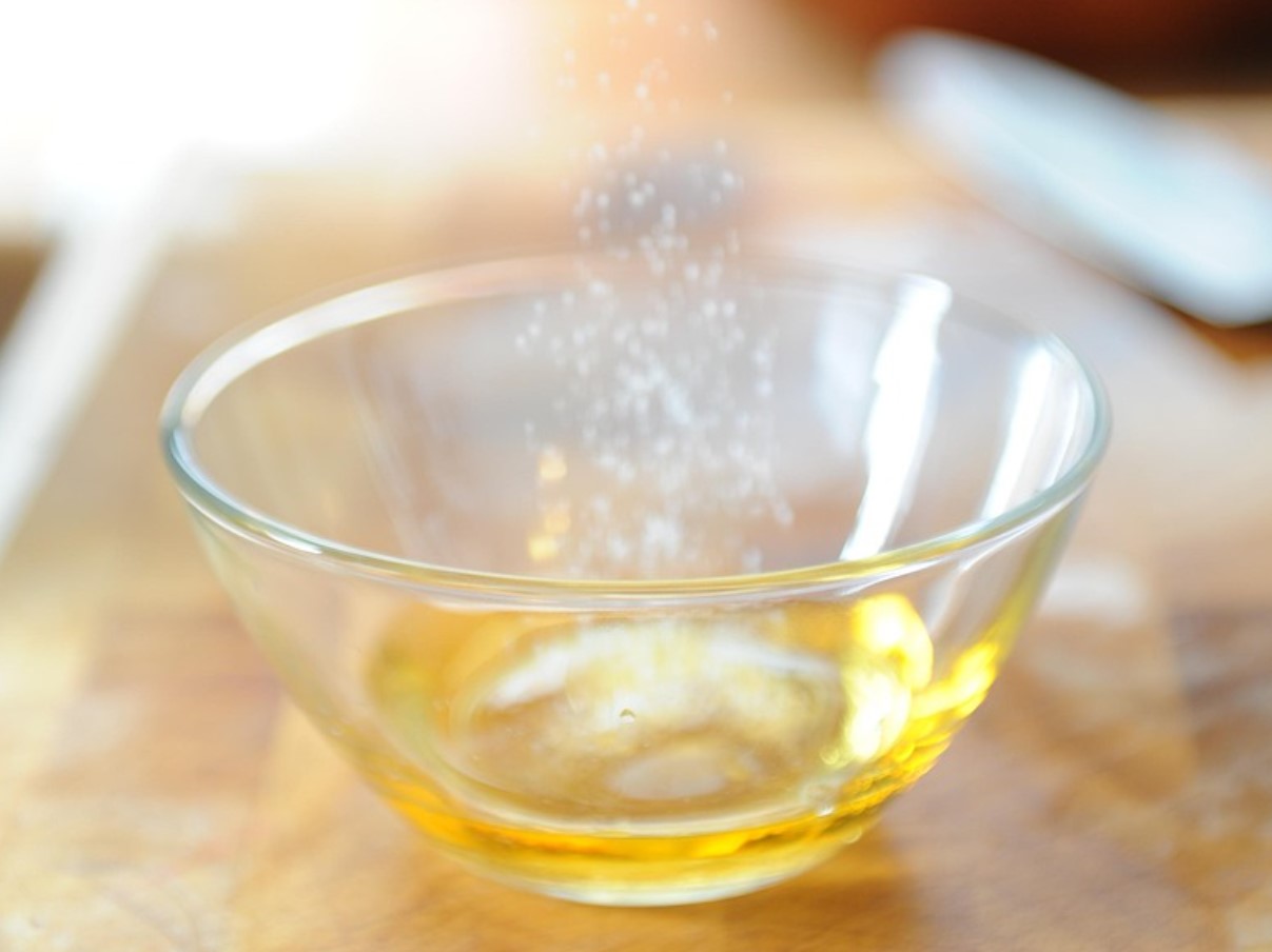 Miks lisatakse vinegrettile sinepipulbrit: vana prantsuse saladus ideaalse kastme valmistamiseks