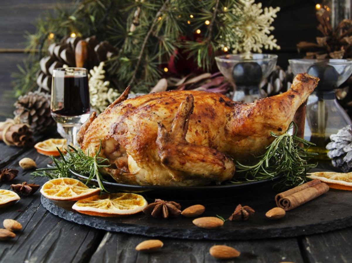 Jõulude ajal küpseta hanede asemel kana. Tänu rasvale, köömnele ja õuntele on see väga maitsev ja odavam.