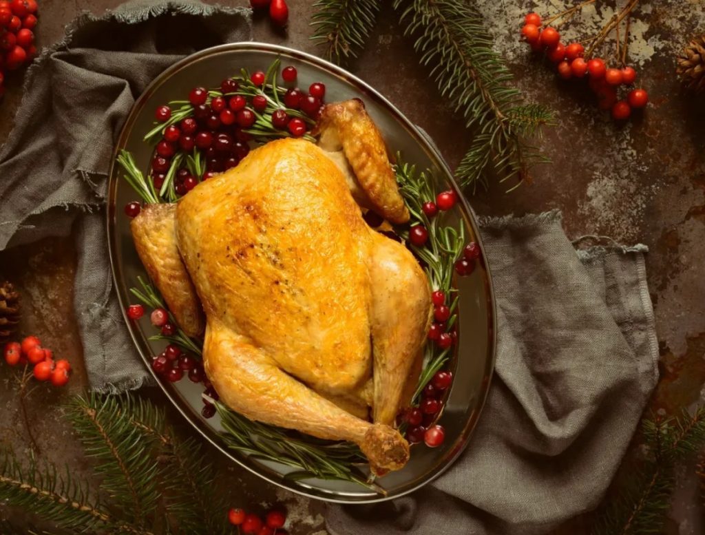 Jõulude ajal küpseta hanede asemel kana. Tänu rasvale, köömnele ja õuntele on see väga maitsev ja odavam.