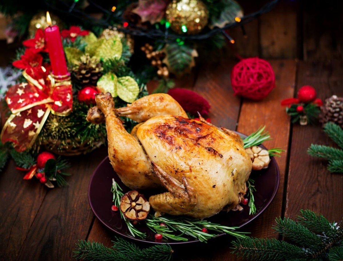 Jõulude ajal küpseta hanede asemel kana. Tänu rasvale, köömnele ja õuntele on see väga maitsev ja odavam.